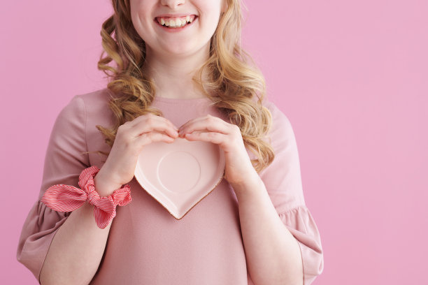 特写快乐的女孩在粉红色的裙子上图片下载