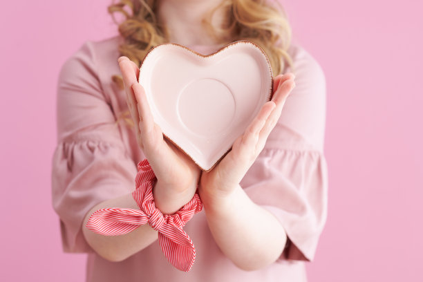 粉红色的孩子的特写图片下载