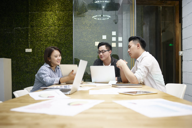 亚洲商务团队在办公室开会图片下载