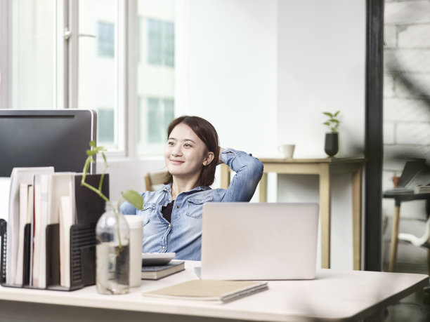 年轻的亚洲企业家在办公室工作图片下载