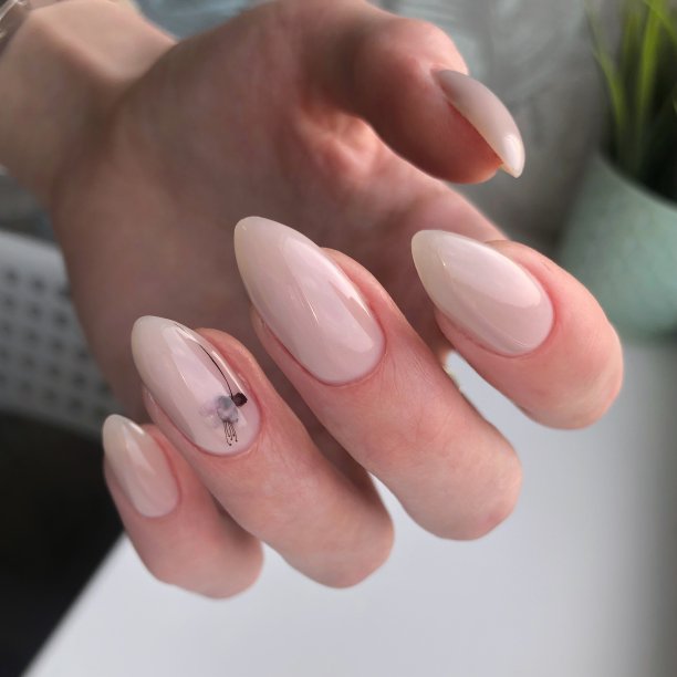 女性粉色美甲设计。一个涂着粉色指甲的女人的手图片下载