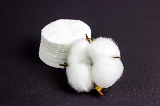 白色柔软的卫生保健棉垫，黑色背景图片下载