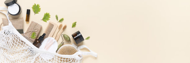 零浪费，环保的浴室配件在一个棉绳袋米色背景。自然生态的化妆品图片下载