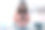 年轻漂亮的女人站在家里的屋顶上用智能手机听音乐。图片下载