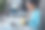 年轻漂亮的非洲裔商务女性在家里的办公室里喝着咖啡，用笔记本电脑进行视频通话。图片下载