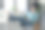 年轻漂亮的非洲裔商务女性在家里的办公室里用笔记本电脑打视频电话，用筷子吃面条。图片下载