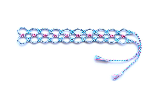 DIY友谊手链，独特的编织图案，白色背景图片下载