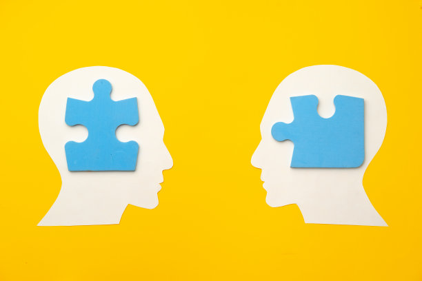 剪纸头剪影与拼图片在黄色的背景图片下载