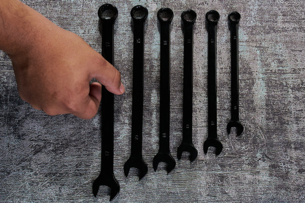 手持工具来拆卸螺母和螺栓图片下载