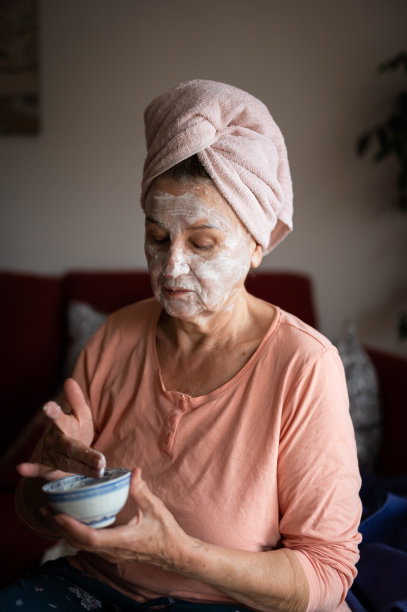 在家里涂面霜的70多岁的女人图片下载