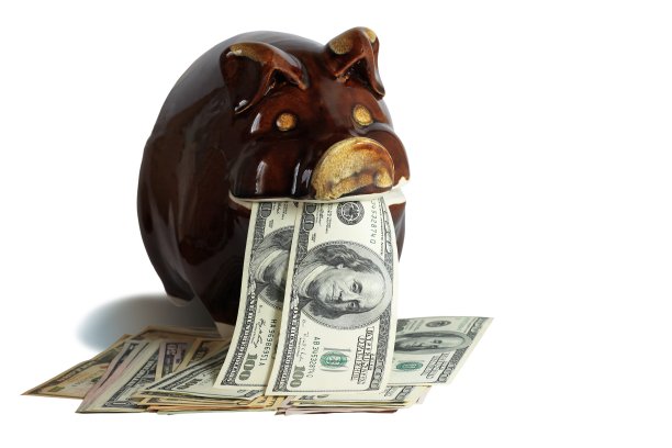 白底陶瓷猪嘴中的美元图片下载