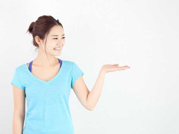 亚洲妇女在运动服装指导图片下载