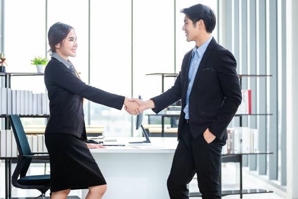 在办公室的后台签订合同或握手问候成交后，商界表达了信心、胆量和成功的理念图片下载