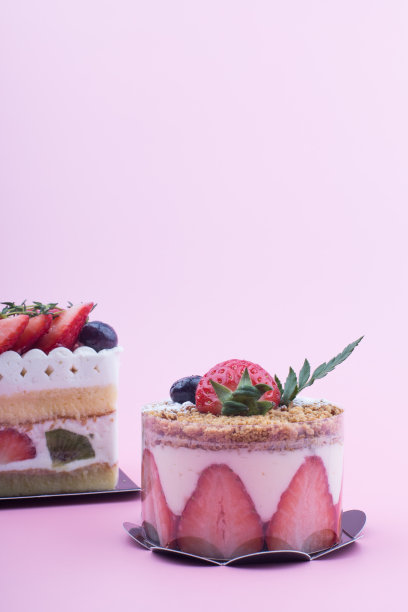 鲜嫩草莓蛋糕，粉底奶油。图片下载