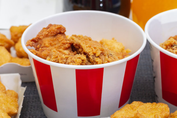 纸包装的不同类型的面糊鸡块图片下载