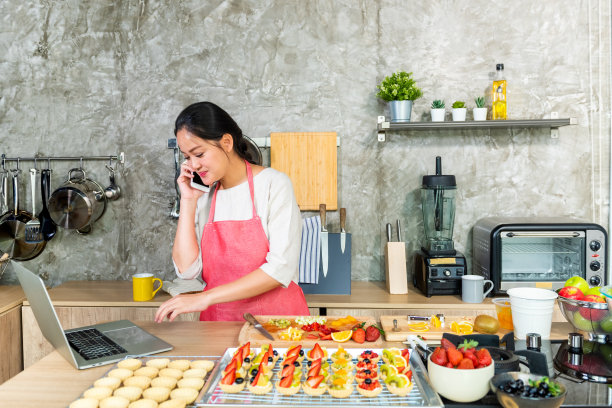 亚洲妇女使水果挞网上销售在家图片下载