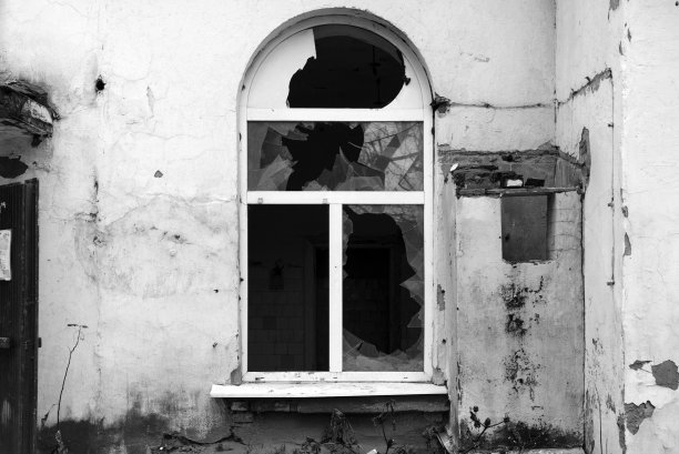 一幢旧住宅楼的窗户被打破图片下载