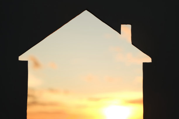 夕阳下一座房子的剪影。幸福晚年的概念。旅游和户外娱乐。图片下载