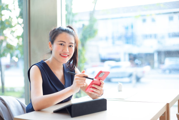 亚洲女孩在工作中微笑和快乐。图片下载