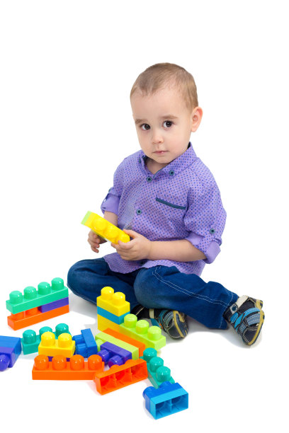 男孩玩塑料玩具，白色背景孤立图片下载