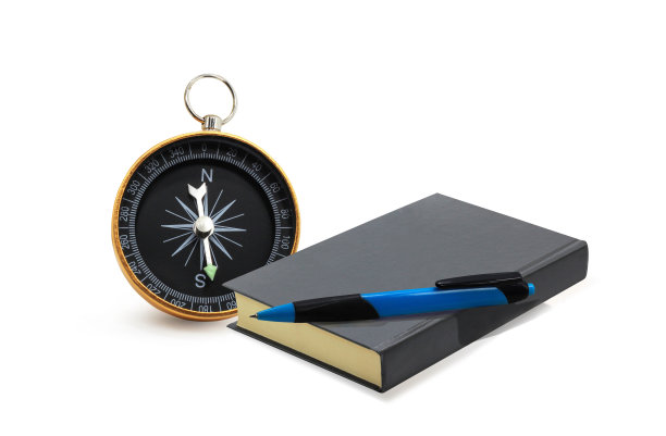 圆形指南针，钢笔和笔记本孤立在白色背景作为旅游与指南针的象征图片下载