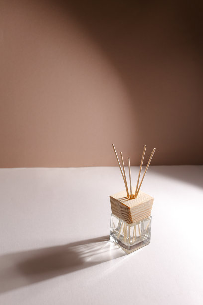 放松水疗场景中的草药和精油治疗设备图片下载