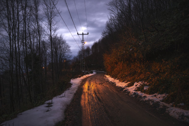 多雪泥泞的山路。图片下载