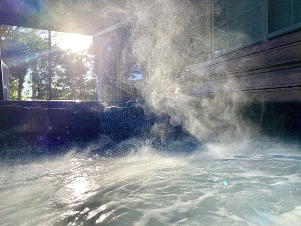 潮湿的热水浴缸图片下载