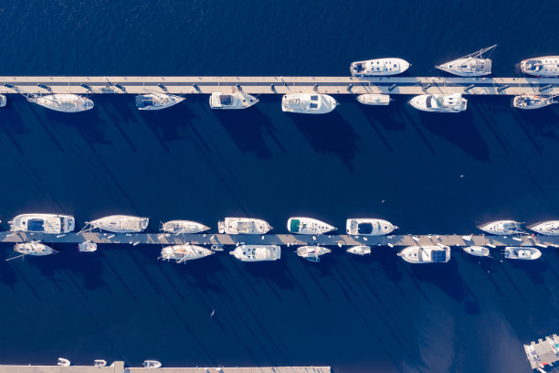 鸟瞰码头上的船只图片下载