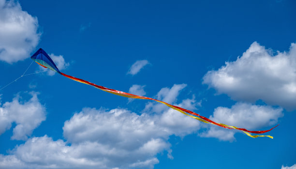 风筝在多云的蓝天背景。在视图中。图片下载