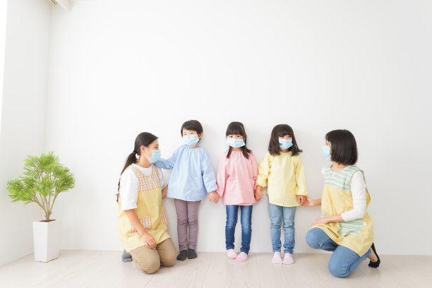 幼儿园小朋友的老师戴着面具玩耍图片下载