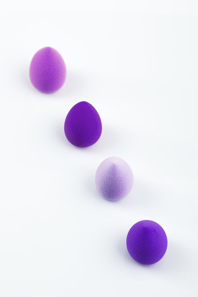 色彩斑斓的美丽海绵。化妆工具，用于涂抹和调配粉底、遮瑕膏等产品。为文本复制空间。图片下载