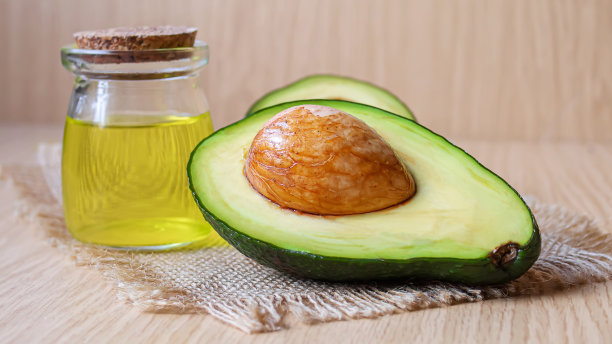 木背景上的鳄梨和鳄梨油。有选择性的重点图片下载