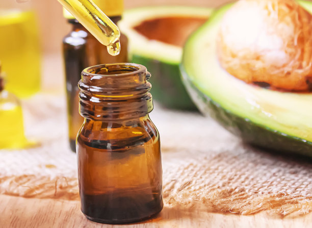 木背景上的鳄梨和鳄梨油。有选择性的重点。图片下载