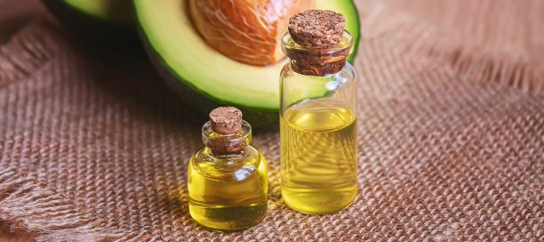 木背景上的鳄梨和鳄梨油。有选择性的重点。图片下载