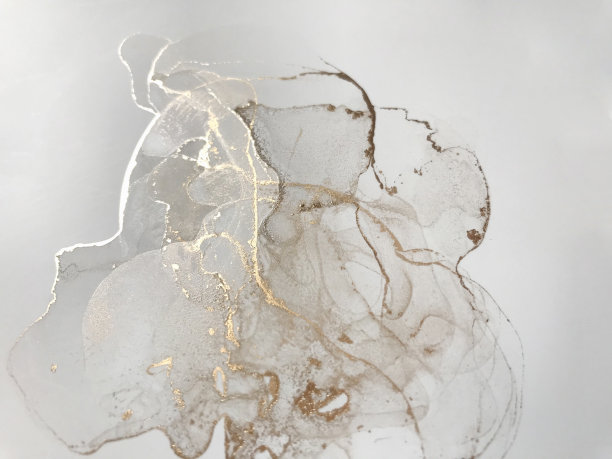 金色流畅的艺术大理石墨纹理在白色的背景上。图片下载