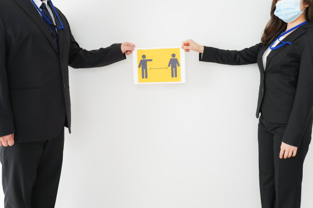 确保社交距离的商务人士图片下载