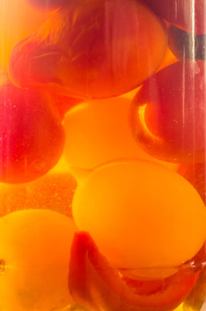 玻璃罐里五颜六色的腌番茄，特写图片下载