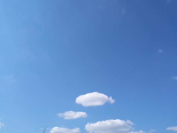 蓝色天空中蓬松的白云图片下载