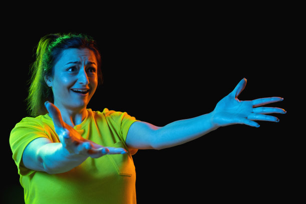 美丽女人的肖像孤立在霓虹灯的黑暗背景。图片下载