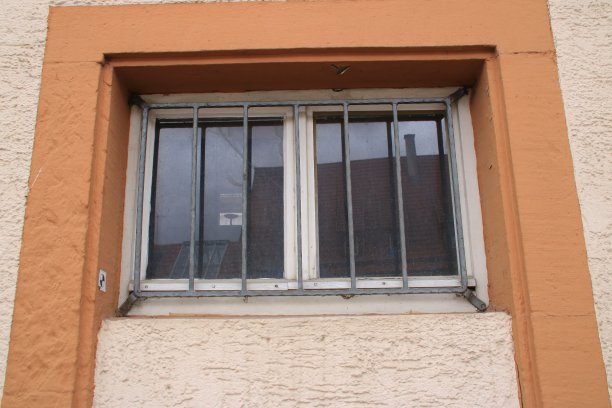 窗户装有金属格栅以防窃贼图片下载