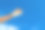 破碎的手在白色投在蓝色背景与文本复制空间。手指外伤。图片下载
