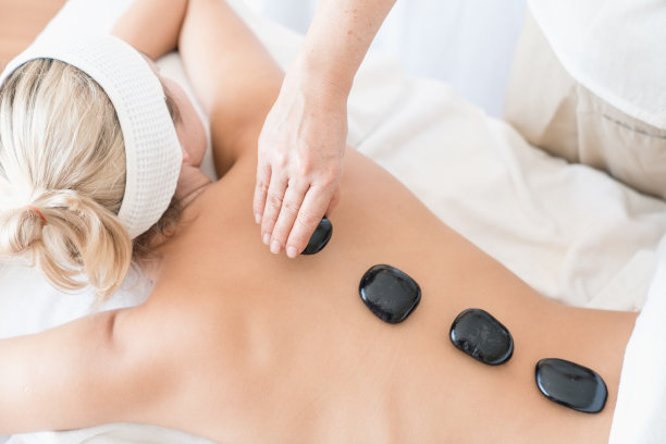 俯视图的近距离图片的年轻女子躺在按摩表和接受治疗水疗程序。图片下载