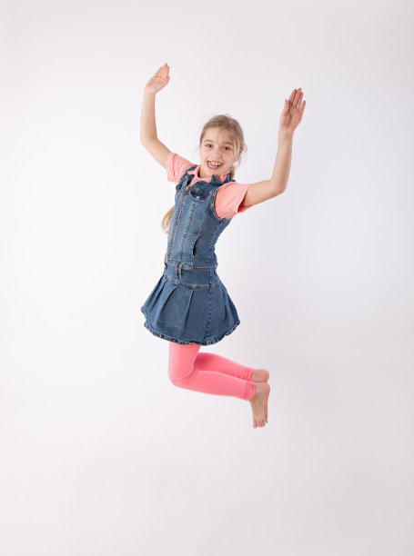 小女孩跳图片下载