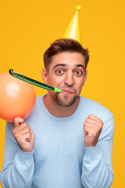 欢乐的家伙，带着派对气球吹噪音器图片下载