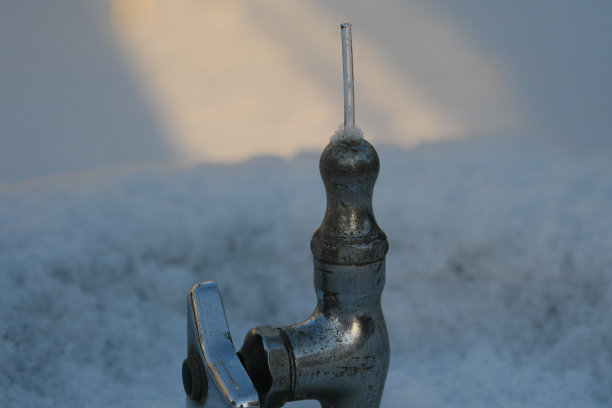 冬天从水龙头里流出的水图片下载