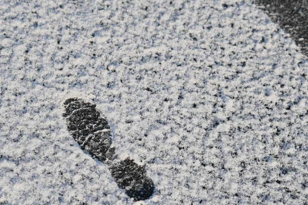 薄雪上的脚印图片下载