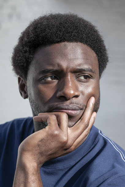 手托下巴的阿拉伯男子肖像图片下载