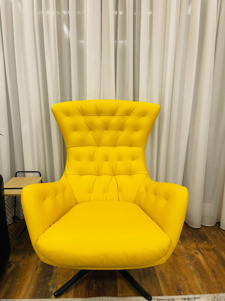 黄色的皮椅。白色窗帘背景的房间内部。图片下载