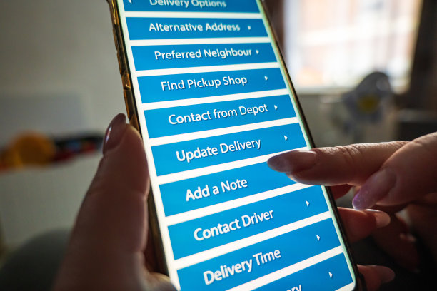 男性拇指手指在智能手机屏幕上的快递应用程序图片下载